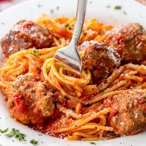 Spaghetti and Meatballs Vertical Meatballs And Sauce, Pasta Meatballs, Spaghetti With Meatballs, Dinner Spaghetti, Cheese Noodles, Spaghetti Meatballs, Pastas Recipes, Best Spaghetti, Easy Spaghetti