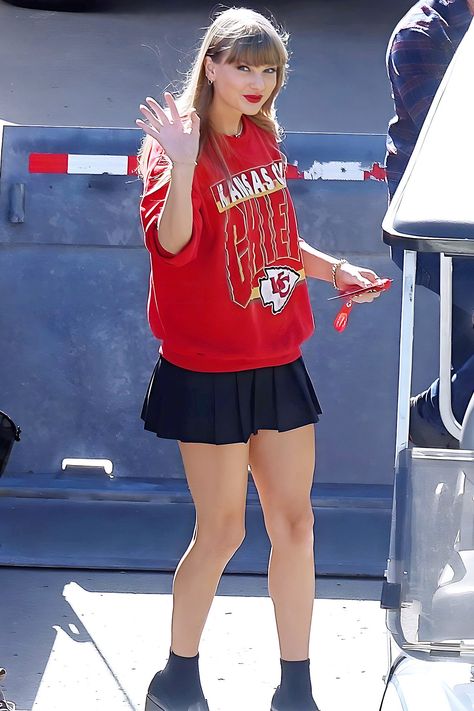 Taylor Chiefs Game Outfit, Taylor Swift Cute Outfits, Taylor Swift Pleated Skirt, Taylor Swift Game Day Outfit, Kansas City Outfits, Taylor Swift Chiefs Outfit, Taylor Swift Cheifs, Cute Taylor Swift Outfits, Taylor Swift Chiefs Game Outfit