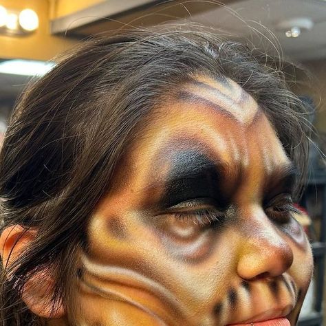 Selina on Instagram: "5 minute face 🙌 she didn’t think I could do it … but I did with 20 seconds to spare 🙃  . . . #halloween #halloweenmakeup #hauntlife #hauntmakeup #hauntedhouse #hauntactor #airbrush #airbrushing #airbrush_world #airbuslovers #airbrushmakeup #bodyart #bodypaint #bodypainter #bodypainting #bodypaintings #proaiir #dreadwork #airbrushingartist #makeup #makeupartist #sfxmakeup #sfxmakeupartist" Airbrush Halloween Makeup, Haunt Makeup, Haunted House Makeup, Creepy Makeup, Reference Board, 2023 Halloween, Special Fx Makeup, Scary Makeup, Fx Makeup