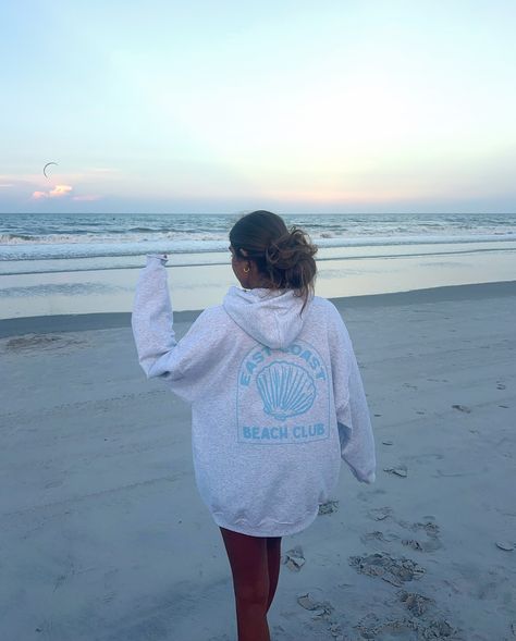 WE 🩵 THE EAST COAST! Hoodie Beach Pics, Beachy Outfits For School, East Coast Beach, Beach Girl Outfits, Crop Tanks, East Coast Beaches, Sweatshirt Streetwear, Beachy Outfits, Baggy Hoodie