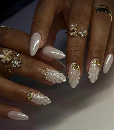 Birthday Nails For Winter, Classy Vacation Nails Short, Almond Gel Nails Winter, Short Almond Nails Winter, Uñas Milky White, Milky Nails With Design, Winter Birthday Nails, White Vacation Nails, Almond Birthday Nails