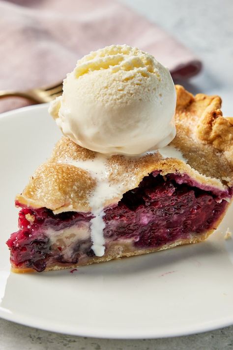 Blackberry Pie Blackberry Pie Recipe, Labor Day Recipes, Simple Sweets, Summer Pie Recipes, Triple Berry Pie, American Dessert, Pie Ideas, Fresh Rhubarb, Store Bought Pie Crust