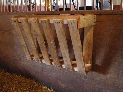 Pallet Hay Feeder, Diy Hay Feeder, Goat Hay Feeder, Goat Ideas, Hay Feeder For Horses, Goat Feeder, Goat Playground, Horse Feeder, Goat Shed