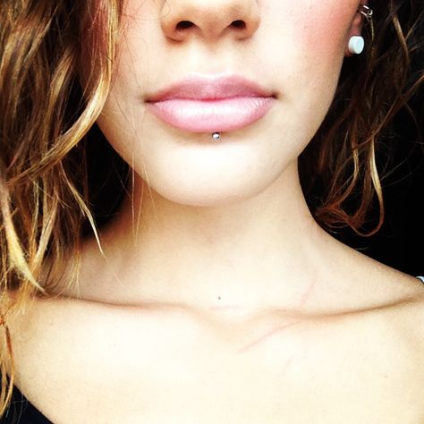 Labret piercing Central Labret Piercing, Central Labret, Labret Piercing Stud, Labret Jewelry, Henna Drawings, Piercing Inspo, Labret Piercing, Labret Studs, Body Modifications