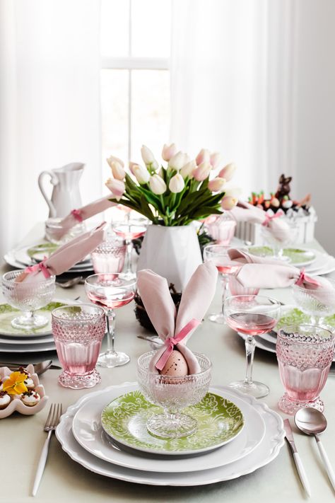 Easter 2024 Decor, Easter Dinner Table Decorations, Easter Roast, Easter Table Setting Ideas, Easter Dining Table Decor, Shabe Yalda, Easter Hosting, Easter Tables, Easter Party Decorations