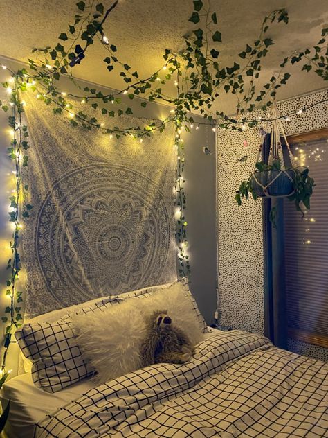 Boho Bedroom With Tapestry, Bedroom Inspirations Tapestry, Ceiling Ideas Bedroom Aesthetic Hanging, Tapestry Hanging From Ceiling Corner, Ceiling Tapestries Bedroom, Tapestry On Wall And Ceiling, Simple Tapestry Bedroom, Cute Wall Tapestries, How To Decorate With A Tapestry