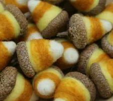 Acorn Craft, Flower Hacks, Halloween Felt Crafts, Thanksgiving Candy, Fall Sewing Projects, Felted Acorns, Acorn Crafts, Felt Pumpkins, Needle Felting Diy