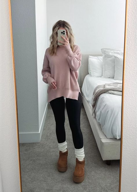 Winter Clothes Inspiration, Classic Mini Boot Ugg Outfit, Style Short Ugg Boots, Mini Platform Ugg Boots Outfit, Ugg Classic Mini Platform Boots Outfit, Ugh Classic Mini Platform Outfit, Short Ugg Boot Outfits, Classic Ultra Mini Uggs Outfit Platform, Platform Ugg Outfit Ideas