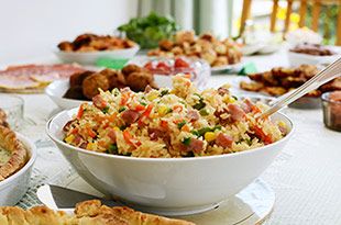 30 potluck theme ideas to add flavor to your next work party, training session or get together. Potluck Lunch Ideas, Potluck Themes, Breakfast Potluck, Office Potluck, Work Potluck, Potluck Dinner, Lunch Party, Crock Pot Recipes, Potluck Dishes