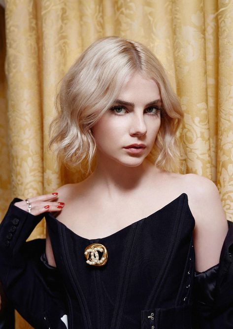 GERMAN INSTYLE Actresses, Pale Waves, Lucy Boynton, Hair Things, Wonderful World, Model Agency, Schmidt, Hair Makeup, Blonde