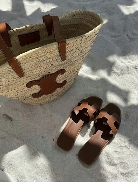 Hermes Slippers, Coastal Girl, Sac Louis Vuitton, F1 Driver, Look Festival, Vacay Outfits, Classy Girl, Summer Memories, Girly Shoes