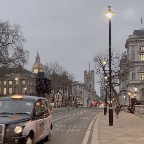 London Downtown, London Girl Aesthetic, Gloomy Aesthetic, Fall Wallpaper Aesthetic, Winter London, Autumn Wallpapers, Studying Aesthetic, Wallpaper Aesthetic Wallpaper, Aesthetic London