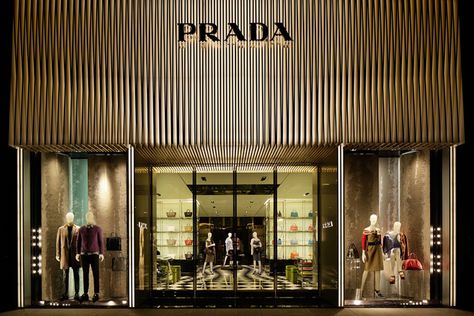 Prada flagship store by Roberto Baciocchi Osaka Japan 04 Prada Store, Design Café, Japan Store, Shop Window Design, Shop Front Design, Shop Front, Retail Design Blog, Osaka Japan, Shop Window Displays