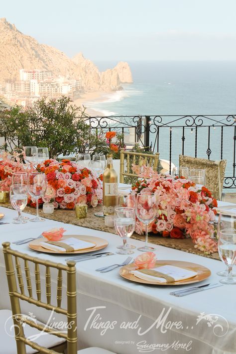 Coral White And Gold Wedding Decor, Champagne And Coral Wedding, Gold Beach Wedding, Coral Wedding Decorations, Beach Wedding Coral, Yacht Wedding, Rosa Coral, Wedding Types, Beige Wedding