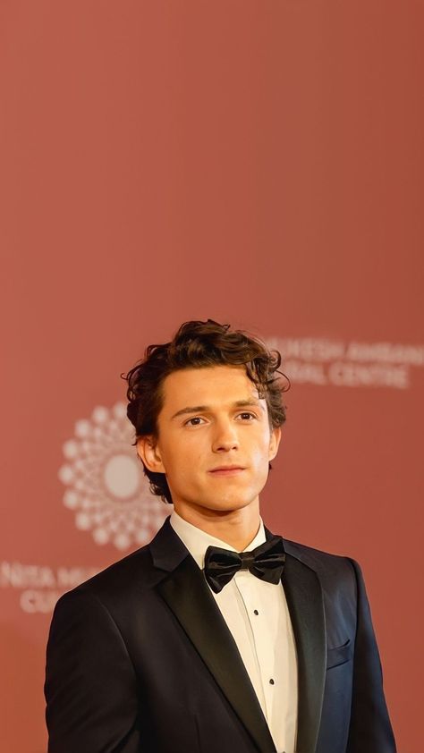 Tom Holland Haircut Long, Tom Holland Curly Hair Glasses, Tom Holland 2024, Tom Holland Hairstyle, Tom Holland Long Hair, Tom Holland Face, Tom Holland 2023, Tom Holland Photoshoot, Tom Holland Hair