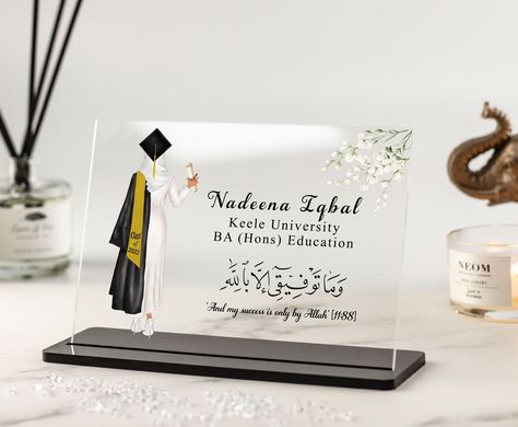 Personalised Graduation Gift, Graduation Canvas Painting Ideas, Arab Graduation, Graduation Painting Ideas Canvases, Cute Graduation Gifts, Muslim Graduation, Graduation Canvas, حفل توديع العزوبية, Congratulations Graduation