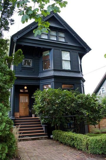 Victorian House Colors, Modern Victorian Homes, Black Houses, New Victorian, Dark House, Casas Coloniales, Casa Vintage, Casa Exterior, Modern Victorian