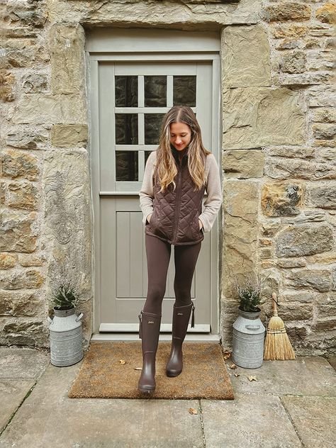 Country Uk Outfits, Joules Outfit Ideas, English Countryside Outfit Fall Fashion, Relaxed Country Outfit, Country Living Outfits, English Country Clothing Women, Agri Outfits Women, Old English Style Clothes, British Country Style Summer