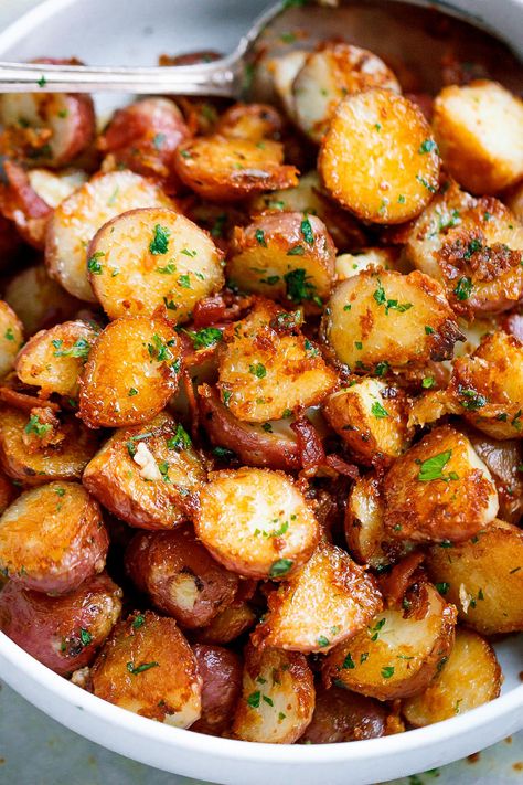 Roasted Garlic Butter Parmesan Potatoes, Garlic Butter Parmesan Potatoes, Butter Parmesan Potatoes, Roasted Garlic Butter, Parmesan Potato Recipe, Parmesan Roasted Potatoes, Garlic Roasted Potatoes, Baked Corn, Parmesan Potatoes