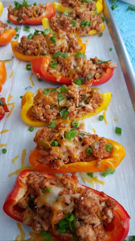 Low Carb Bell Pepper Nachos are a Fun Clean Eating Snack Idea! Bell Pepper Nachos, Clean Eating Prep, Pepper Nachos, Low Carb Nachos, Clean Eating Kids, Clean Eating Vegetarian, Healthy Superbowl Snacks, Clean Food Crush, Food Crush