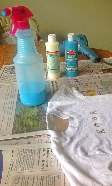 How to make your own fabric spray paint! I used fabric paint and a 1:1 ratio with water.  Worked perfectly! Tela, Spray Paint Shirt, Fabric Spray Paint, Fabric Paint Shirt, Ty Dye, Textile Medium, Diy Spray Paint, Tshirt Painting, Paint Shirts