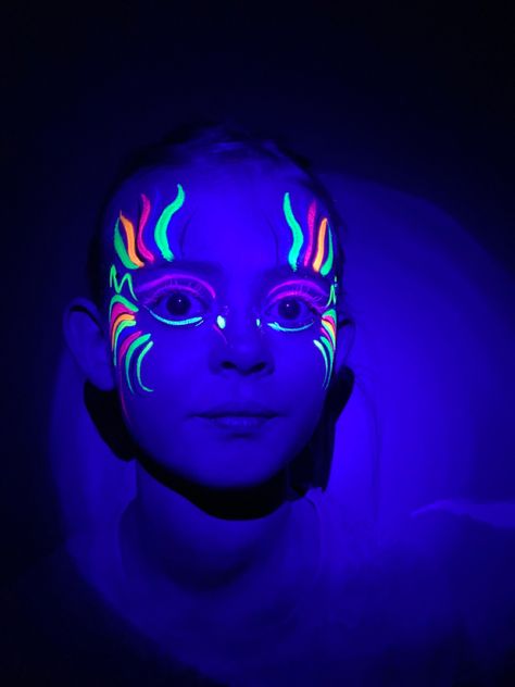 Glow In Dark Body Painting, Bodypainting, Glow Paint Body Designs, Glow In Dark Face Paint, Glow In Dark Makeup Ideas, Uv Light Makeup Ideas, Glow In Dark Makeup, Blacklight Face Paint, Glow In Dark Face Paint Ideas