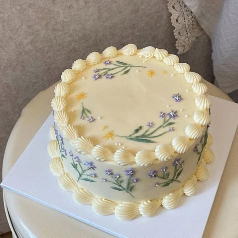 Simple Pretty Cakes Birthday, Vintage Birthday Cakes, Simple Cakes, Pastel Cakes, Simple Cake Designs, Desserts Cake, Recipe Cake, Birthday Treat, Mini Cakes Birthday