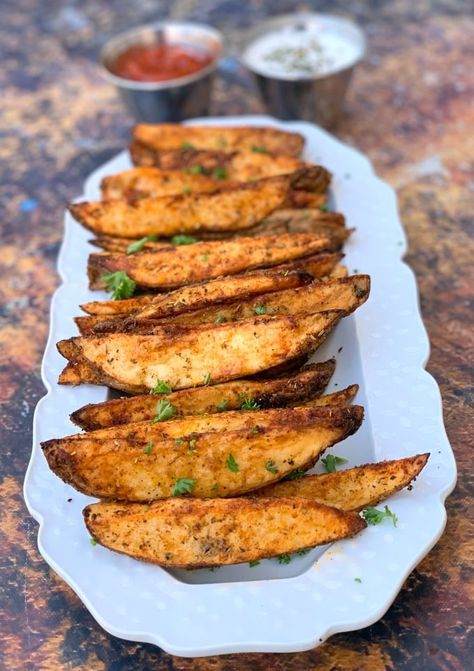 Easy Air Fryer Seasoned Potato Wedges + {VIDEO} Kfc Wedges, Homemade Potato Wedges, Power Air Fryer Xl, Russet Potato Recipes, Seasoned Potato Wedges, Fries Recipes, Fried Recipes, Air Fryer Recipes Breakfast, Air Fryer French Fries