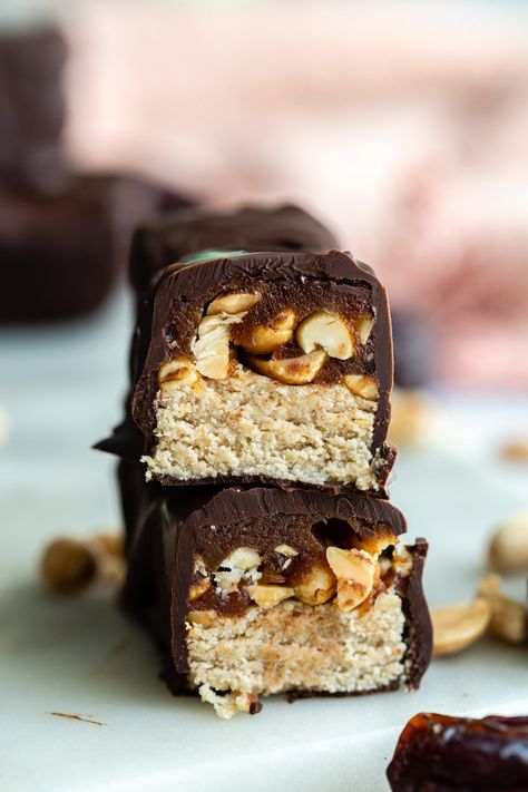 Snickers Bars Recipe, Healthy Snickers, Brownie Vegan, Healthy Candy, Homemade Snickers, Healthy Bars, Snickers Bar, Vegan Lunch Recipes, Bar Recipe