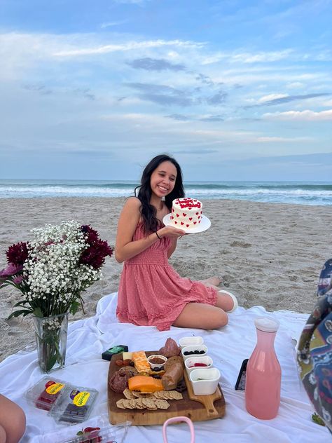 Picnic On The Beach Birthday, 19th Birthday Picnic Ideas, Birthday Picnic At Beach, Birthday Cake On The Beach, Sweet 16 Beach Picnic, Beach Picnic Bday Party Ideas, Beach Birthday Party Picnic, Beach Birthday Decoration Ideas, Picnic Bday Party Ideas Simple