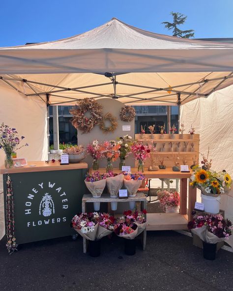 flower temple at the waterfront market 🌹 Flower Farm Inspiration, Farmers Market Pop Up, Florist Market Stall, Flower Booth Design, Farmers Market Display Flowers, Flower Booth Display Ideas, Farmers Market Flower Stand, Farmers Market Flowers Bouquets, Flower Farmers Market Display