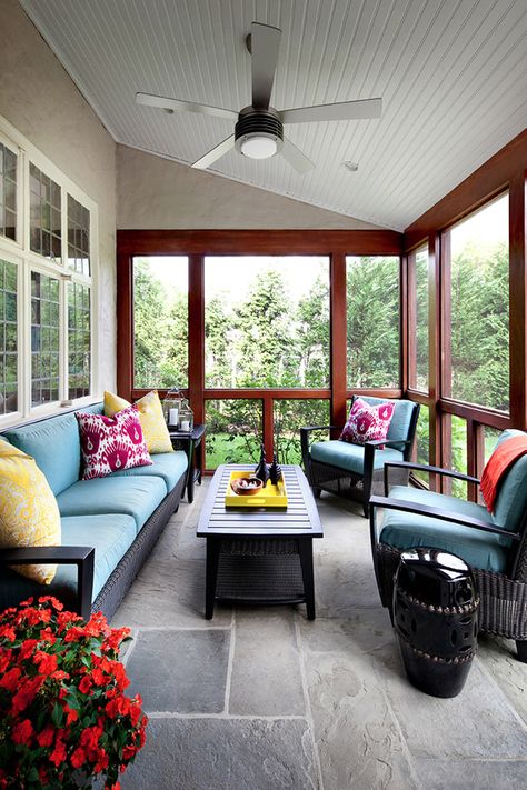 Screen in porch designed by Claire Paquin of Clean Design. Photo by Donna Dotan (via House of Turquoise). Veranda Design, Outdoor Sectionals, Porch Design Ideas, Screened Porch Designs, Three Season Room, Hanging Chairs, Building A Porch, Porch Swings, Sunroom Designs