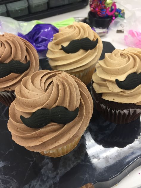 Mustache cupcakes Men’s Cupcakes, Father's Day Cupcakes Ideas, Dad Cupcakes, Father’s Day Cupcakes Simple, Mustache Cake For Men, Father’s Day Cupcake Ideas, Teacher Cupcakes, Mustache Cupcakes, Euphoria Clothing