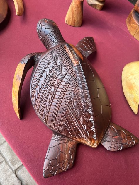 Polynesian Wood Carving, Coconut Jewelry, Wood Turtle, Coconut Shell Crafts, Polynesian Designs, Plaque Design, Turtle Sculpture, Polynesian Art, Turtle Decor