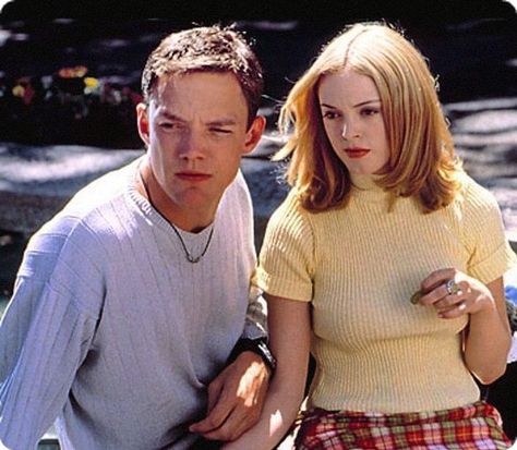 Rose Mcgowan Scream, Tatum Riley, 90s Teen Fashion, Scream Outfits, Scream Characters, Rebecca Gayheart, Character Edits, Scream 1, Scream Cast