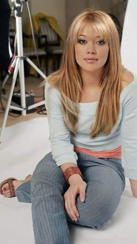 Hilary Duff Haircut, Hilary Duff Hair 2000s, Hilary Duff Outfits 2000s, Hilary Duff Style 2000s, Hillary Duff 2000, Y2k Blonde Hair, 2003 Makeup, Hilary Core, Hilary Duff 2000s