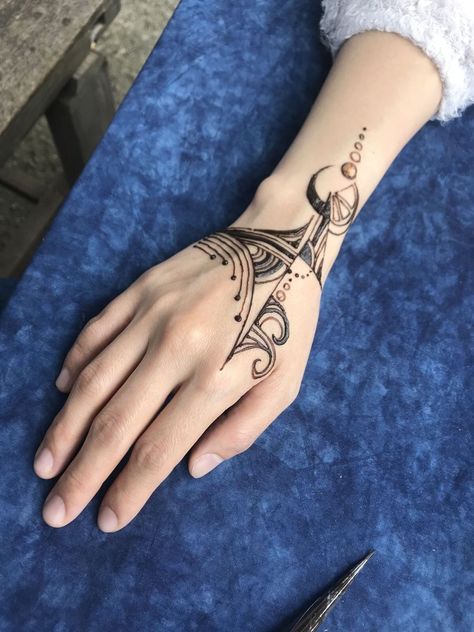 Geometric Mehndi Designs, Henna Tattoo Designs Forearm, Geometric Henna Designs, Henna Geometric, Forearm Henna, Tattoo Designs Henna, Henne Tattoo, Jagua Henna, Henna Style Tattoos