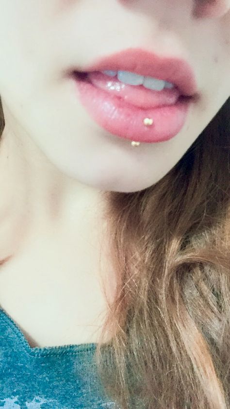 Gold Vertical Labret Piercing, Cute Vertical Labret Jewelry, Verticle Labret Lip Piercing Aesthetic, Gold Vertical Labret, Lip Piercing Vertical Labret, Labret Piercing Aesthetic, Vertical Labret Lip Piercing, Vertical Labret Piercing Aesthetic, Vertical Labret Jewelry