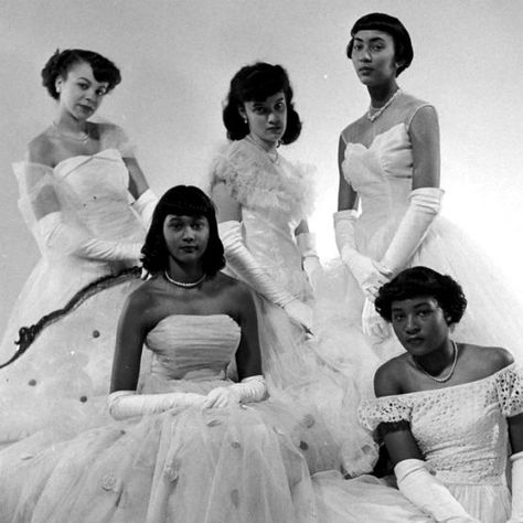 These rare photographs were taken of young ladies at a Harlem Debutante Ball, these events have vanished over the following decades in Harlem, New York, in the 1950’s. Support Harlem World today. Continue Reading → Black Femininity Vintage, Black Old Money Aesthetic, Harlem New York, Black Glamour, Debutante Ball, Black Princess, Vintage Black Glamour, American Princess, Black Hollywood