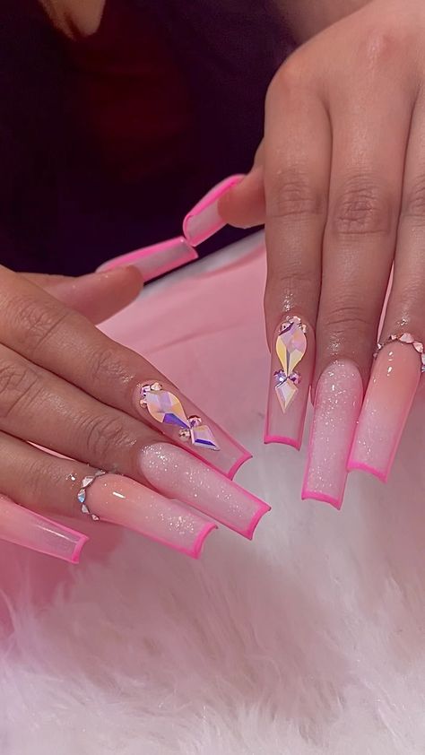 Outlined Nails Coffin, Nail Design Outline, Rhinestone Outline Nails, Nails Outline Design, Outlined Nail Design, Outlined Nails Acrylic, Pink Outline Nails, Nails With Outline, Glitter Outline Nails