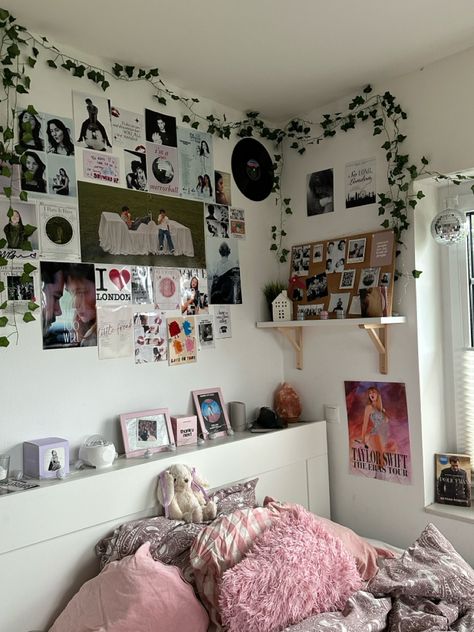 Decorated Bedroom Wall, Album Cover Room Decor Ideas, How To Get Good Lighting In Your Room, Bookshelves In Room, Fan Girl Room Ideas, Room Ideas White Furniture, Room Style Ideas Bedrooms, Bedroom Inspirations Posters, Bedroom Ideas With Posters