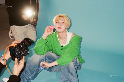 ENHYPEN <ROMANCE : UNTOLD> Behind Photo (film ver.) - ENHYPEN Weverse Twitter Enhypen, Enhypen Official, Behind Photo, J-pop Music, X Twitter, Kim Sunoo, Blonde Guys, Photo Sketch, Pretty Smile