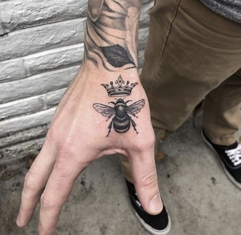 Queen Bee Tattoo, Fly Tattoo, Bee Tattoos, Bumble Bee Tattoo, Flying Tattoo, Idea Tattoo, Bee Stuff, Tattoo Symbols, Magic Tattoo