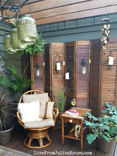 Boho Style Decorative Screen - Find out how I added boho style to my deck by turning a pile of dusty bargain bi-fold doors from the ReStore into a decorative folding screen. Folding Screen Diy, Shutters Repurposed Decor, Rustic Shutters, Thrift Store Upcycle, Diy Shutters, Thrift Store Decor, Old Shutters, Privacy Screen Outdoor, Outdoor Privacy