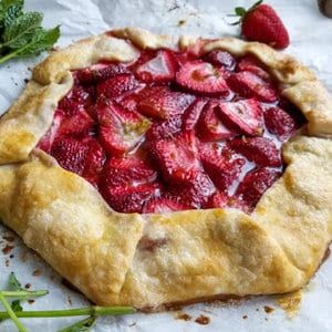 With a homemade buttery pastry crust and fresh berries this rustic strawberry galette is an easy dessert that's sure to please. Discover the best recipe for making this delicious French strawberry galette at home. | strawberry galette recipe | fruit galette | fruit dessert recipe | strawberry dessert recipe | easy galette recipe | easy fruit dessert | Healthy simple dessert | Strawberry Galette, Strawberry Tart, Spinach Strawberry Salad, Dessert Simple, Vanilla Whipped Cream, Yogurt Smoothies, Apple Tart, Strawberry Pie, Fodmap Recipes