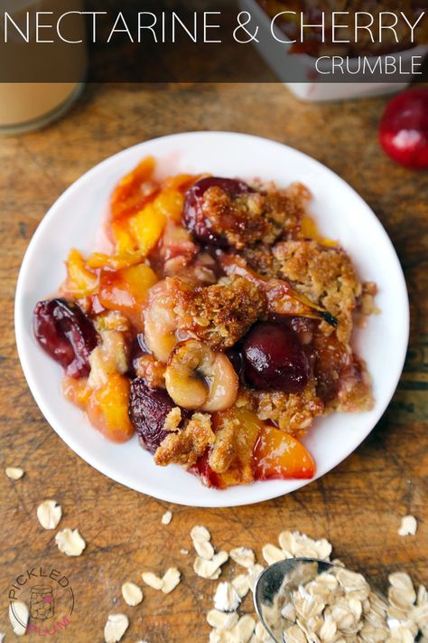 Cherry Crumble with Nectarine and Banana Banana Crumble, Cherry Crisp, Cherry Crumble, Fruit Crumble, Fruit Filling, Strawberry Sauce, Honey Recipes, Apple Crumble, Cherry Flavor