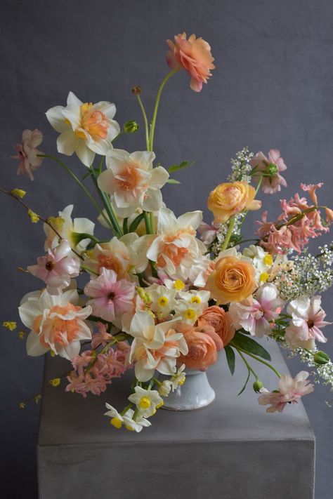 Spring wedding centerpiece Vibrant Spring Wedding, Daffodil Wedding, Spring Wedding Centerpieces, Easter Decoration Ideas, Daffodil Bouquet, Peach Bouquet, White Buttercream, Spring Flower Arrangements, Spring Arrangements