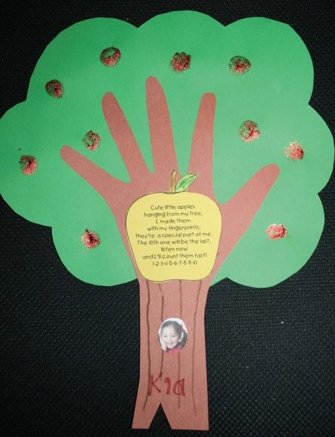 Apple activities: Apple keepsake craft: Reinforce counting to 10 with this sweet keepsake craft.  The apples are fingerprints dipped in red glitter glue.  You could also use paint.  The trunk was made by tracing the student's arm and hand, with their fingers spread to make the branches.  FREE printables. Johnny Appleseed Craft, Johnny Appleseed Activities, Tool Crafts, Preschool Apple Theme, Safety Crafts, Apple Crafts, Apple Lessons, September Crafts, Venn Diagrams