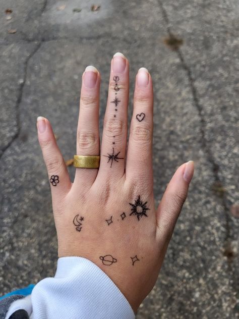 Use a henna pen not pen Aesthetic Pen Tattoos, Gel Pen Tattoo Ideas, Drawings On Hands Pen Aesthetic, Pen Skin Doodles, Hand Art Drawing Ideas, Hand Drawing On Hand With Pen, Drawing On Hand Ideas Doodles, Pen Tattoo Ideas Doodles On Hand Easy, Pen Hand Tattoo