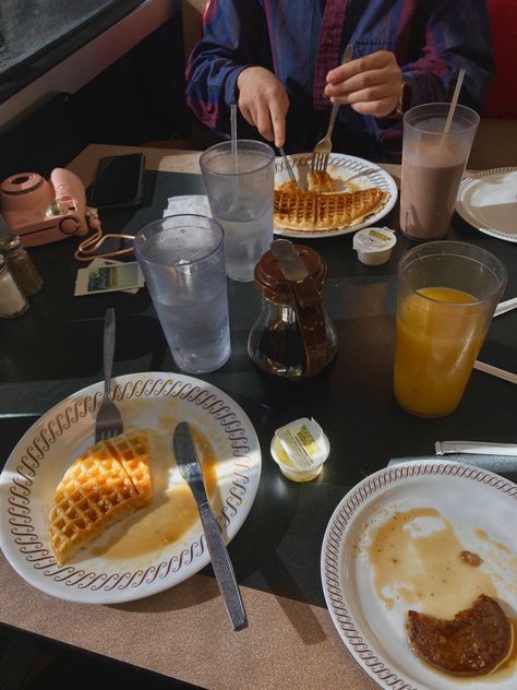 Breakfast Friends Aesthetic, Friends Breakfast, Breakfast With Bestie, Breakfast Date Aesthetic, Breakfast With Friends Aesthetic, Diner Breakfast Aesthetic, Breakfast With Friends, Waffle Pictures Instagram, Waffle House Photoshoot